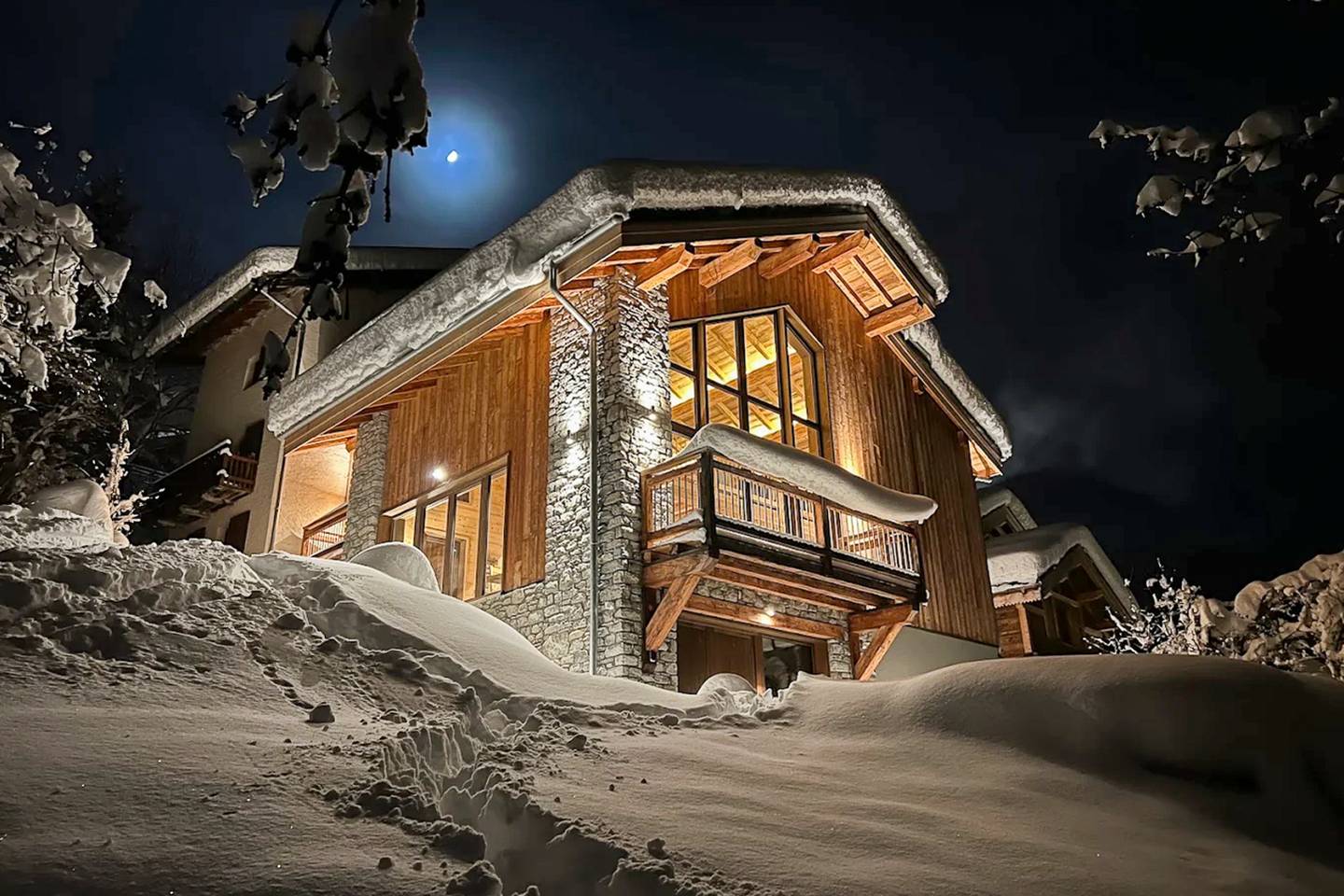 Chalet de nuit sous la neige