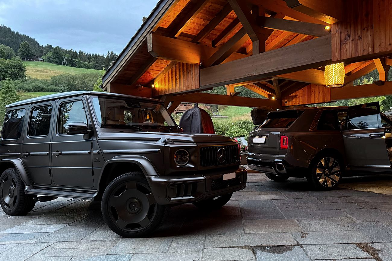 مرسيدس AMG G63 ورولز-رويس كولينان أمام شاليه